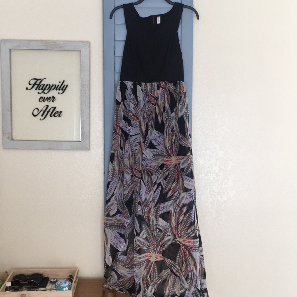 Maxi dress. Black top with a feather print.
